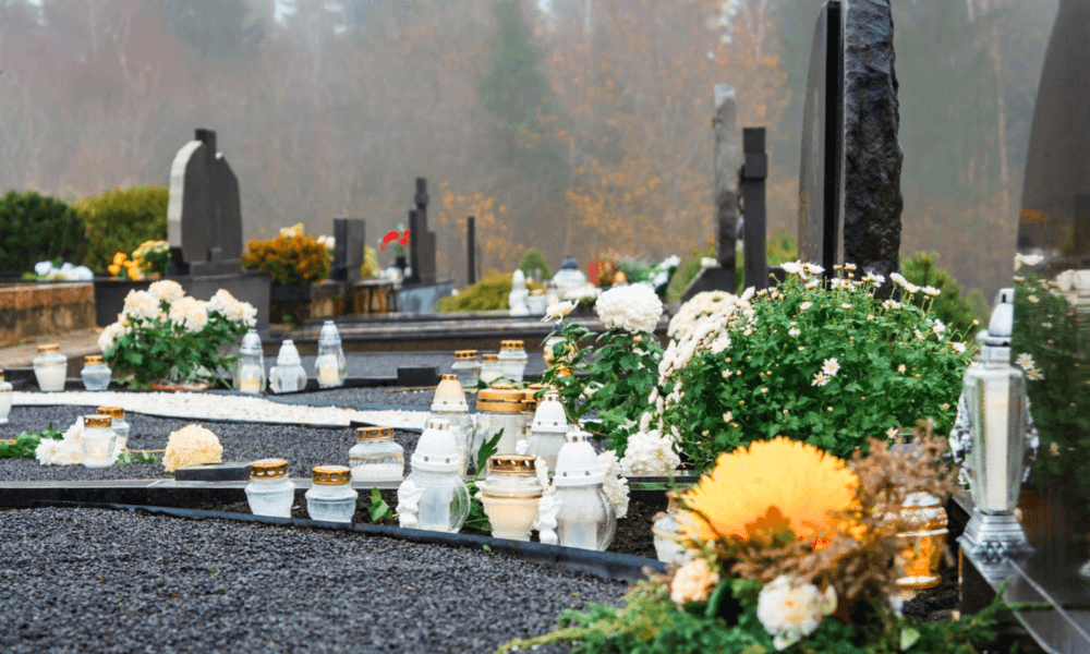 Stary pomnik, nowy styl – jak wymienić nagrobek z szacunkiem do tradycji?