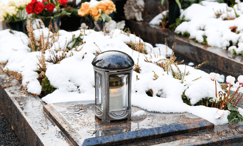 Nagrobki w okresie zimowym - co warto wiedzieć?
